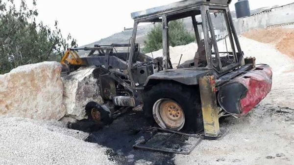 المستوطنين خطوا شعارات باللغة العبرية معادية للعرب والمسلمين 
