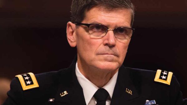 قائد القوات الأمريكية في الشرق الأوسط الجنرال جوي فوتيل