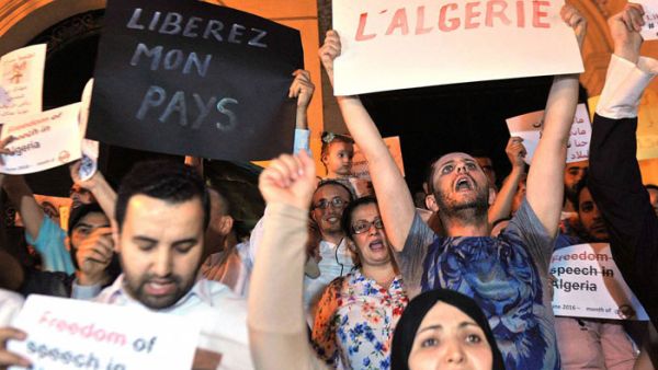 الجزائر تتكئ على نظرية المؤامرة لاحتواء الاحتجاجات