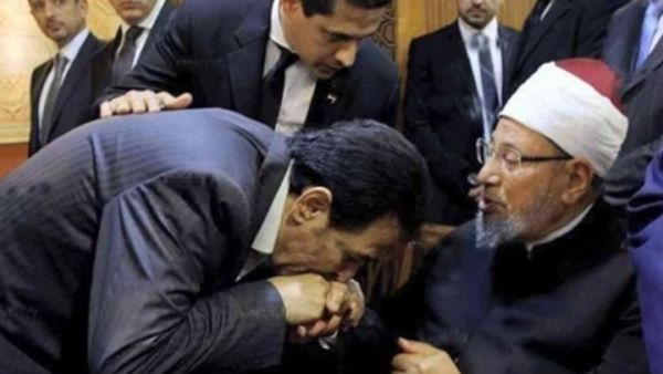 خيري رمضان يقبل يد القرضاوي