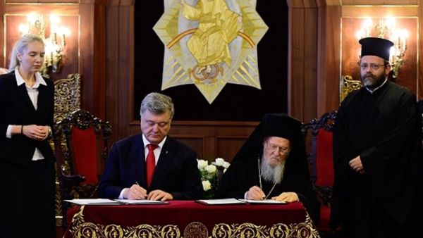 الرئيس الأوكراني وبطريرك القسطنطينية يوقعان قرار استقلال الكنيسة الأوركرانية عن الكنيسة الروسية