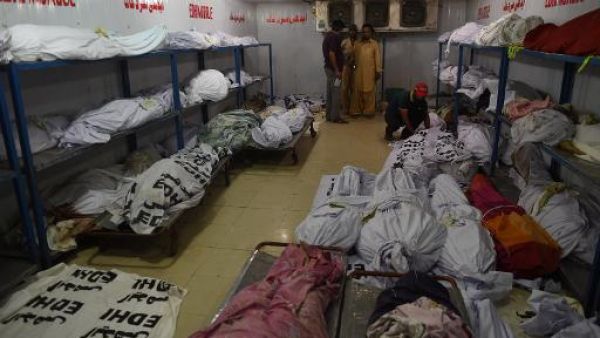 جثث اشخاص قضوا خلال موجة الحر في كراتشي
