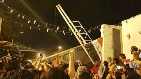 متظاهرون أثناء اقتحامهم مبنى مجلس محافظة كربلاء