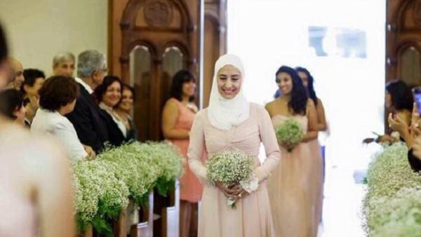 اشبينة محجبة في احدى الكنائس