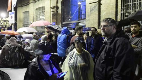 مئات الأشخاص يتجمعون بطريقة سلمية أمام مراكز الاقتراع في كاتالونيا
