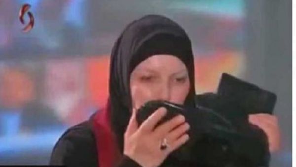 الاعلامية التونسية كوثر البشراوي تقبل حذاء جندي سوري على الهواء