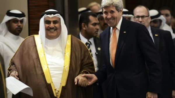 Bahrain's Foreign Affairs Minister Sheikh Khaled bin Ahmed al-Khalifa (L) with US Secretary of State John Kerry in Manama on April 7, 2016. (AFP/Mohammed Al-Shaikh)