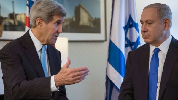وزير الخارجية الأمريكي جون كيري خلال لفائه مع رئيس الوزراء الاسرائيلي بنيامين نتانياهو