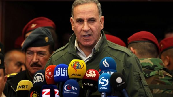 Iraqi Defense Minister Khaled al-Obeidi speaks during his visit to the frontline on the outskirts of Makhmur  on March 30, 2016, during a military operation to recapture Nineveh province from Daesh. (AFP/Safin Hamed)
