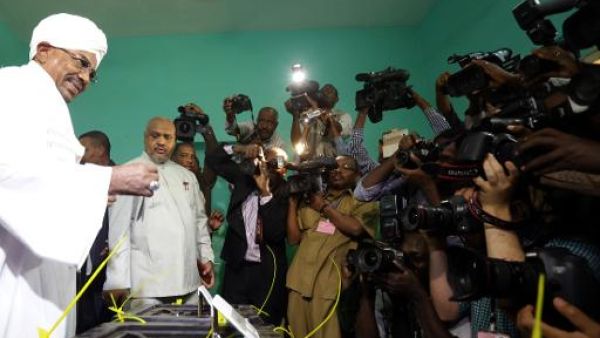 ارشيف/ الرئيس السوداني عمر البشير خلال مؤتمر صحفي في الخرطوم