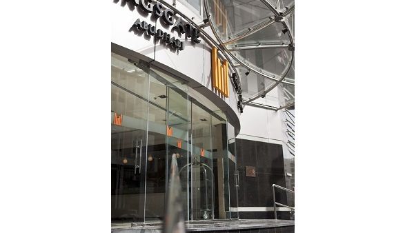 يقع فندق كِنجزجيت أبو ظبي في وسط المدينة، بحيث سيتيح للضيوف اكتشاف أماكن الجذب فيها مثل جزيرة ياس.
