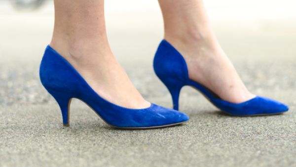 يمنح كعب القطة المرأة إطلالة مفعمة بالأنوثة