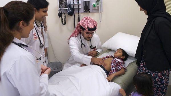 الطالب ناصر بن مرزوق خلال إجراء فحص لأحد الأطفال المشاركين في فعالية نجوم كورنيل. الطالب ناصر بن مرزوق خلال إجراء فحص لأحد الأطفال المشاركين في فعالية نجوم كورنيل.