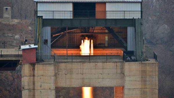 تطمح بيونغ يانغ إلى تطوير صاروخ بالستي عابر للقارات