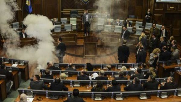 نائب يلقي قنبلة دخان في برلمان كوسوفو
