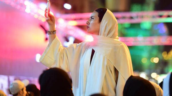رقص مختلط بين الرجال والنساء احتفالًا بعيد السعودية الوطني!