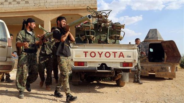 Kurdish and Arab forces hold rocket launchers as they prepare to confront Daesh on the outskirts of Manbij. (AFP/File)