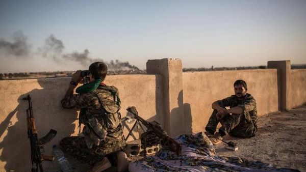Kurdish fighters are pictured during clashes with fighters from Daesh on the outskirts of Hasakah, June 30, 2015. (AFP/File)
