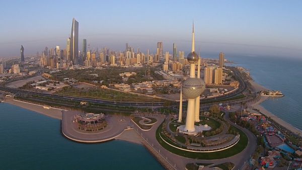 كويتي يعذب عامل مصري ويعريه من ملاسه..شاهد الفيديو