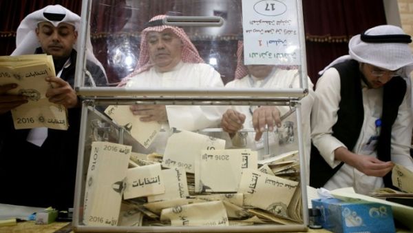 A Kuwaiti judge (C) and his aides count the ballots at a polling station at the end of the parliamentary elections in the Sabah al-Salem district on the outskirts of Kuwait city on November 26, 2016. (AFP/ Yasser Al-Zayyat)