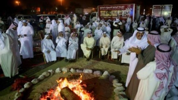 كويتيون يشاركون في لقاء انتخابي في العاصمة
