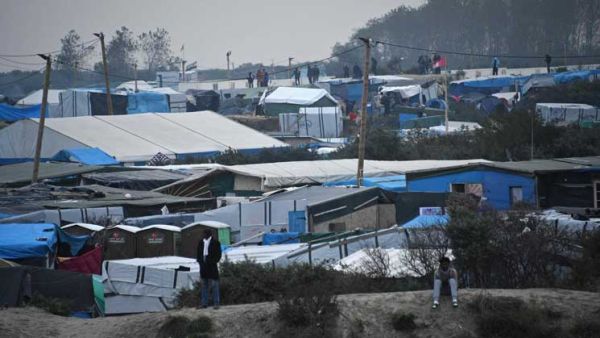 المهاجرون بدأوا إخلاء مخيم كاليه في شمال فرنسا