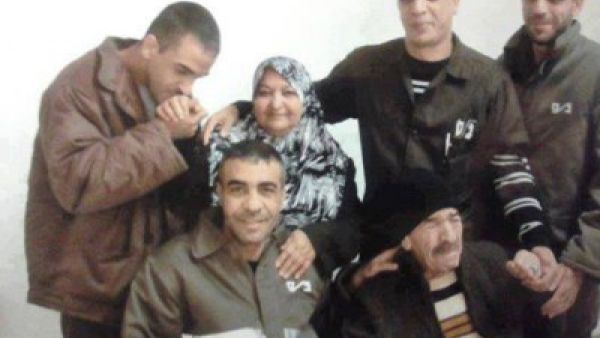 أم فلسطينية تعلن إضرابها عن الطعام تضامناً مع أبنائها الأسرى
