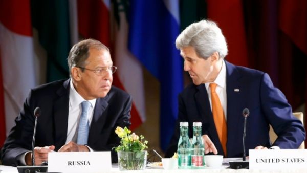 Russian Foreign Minister Sergei Lavrov (L) and US Secretary of State John Kerry lead talks on Syria on May 17, 2016 in Vienna. (AFP/File)
