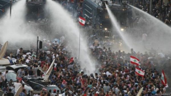 100 الف لبناني شاركوا بمظاهرات طلعت ريحتكم السبت