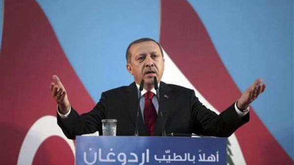 رئيس وزراء تركيا رجب طيب اردوغان يتحدث الى حشد في قرية بلبنان