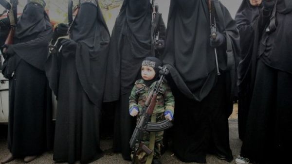 اقارب وزوجات اللبنانيين الذين قتلوا في تل كلخ يحلمن السلاح خلال انتظار جثث اقاربهن/أ.ف.ب