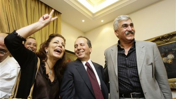 اللواء جميل السيد، وسط ، علي الحاج وزوجة الاخير سمر الحاج في مطار بيروت بعد وصوله من باريس/أ.ف.ب