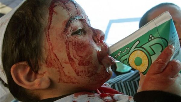 طفل شيعي يشرب العصير في مدينة النبطية جنوب لبنان، بعد ان جرح بمقص خلال الاحتفال بذكرى عاشورا