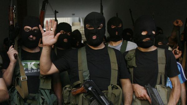 مسلحون من عشيرة آل مقداد في بيروت/أ.ف.ب