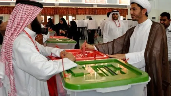 امين عام حركة الوفاق المعارضة البحرينية الشيخ علي سلمان يقترع في انتخابات بلدية وتشريعية في المنامة في تشرين الاول/اكتوبر 2010 
