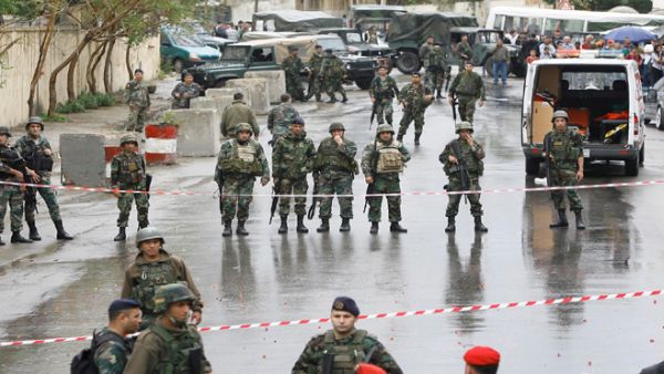 جنود من الجيش اللبناني على مشارف مخيم عين الحلوة في صيدا