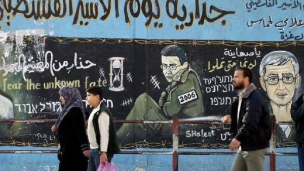 رسم على جدار يظهر الجندي الاسرائيلي جلعاد شاليط في مخيم جباليا شمال قطاع غزة
