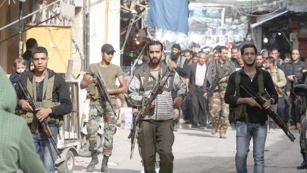 مسلحون من الفصائل الفلسطينية داخل مخيم عين الحلوة في لبنان