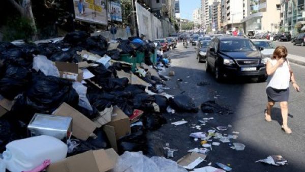  تنامي الغضب ازاء فشل الحكومة في حل أزمة التخلص من النفايات