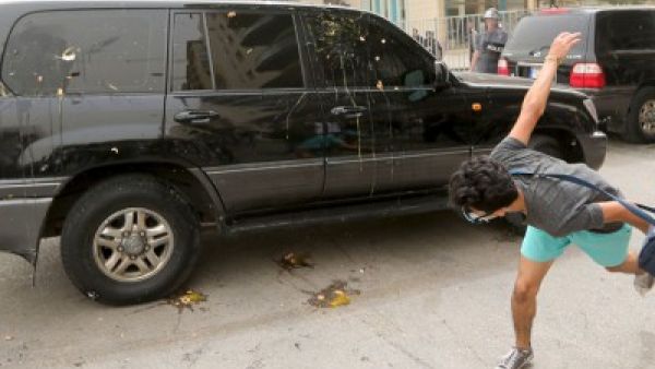  رشق مواكب السياسيين بالبيض