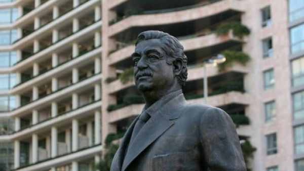 تمثال لرئيس الوزراء اللبناني الاسبق الراحل رفيق الحريري في موقع اغتياله في بيروت
