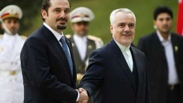 الحريري (يسار) يصافح محمد رحيمي نائب الرئيس الايراني خلال حفل استقبال رسمي في طهران