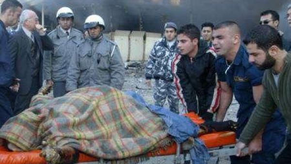 مسعفون يحملون جثة الحريري بعد التفجير/أرشيف