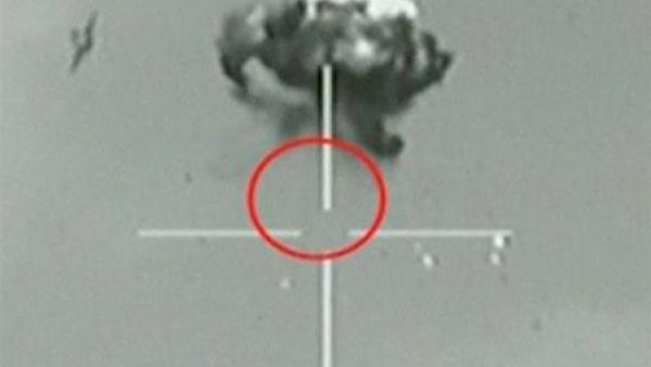 الطائرة لحظة اسقاطها