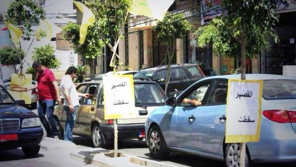 صورة يتداولها نشطاء لبنانيون على شبكات التواصل تظهر انصار لحزب الله يوزعون الحلوى احتفالا بسقوط القصير