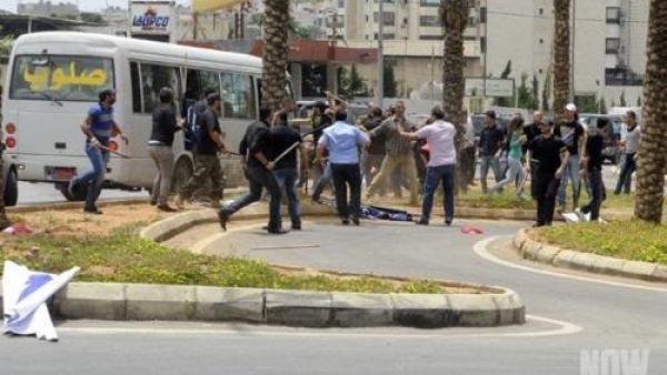 الاشكال امام السفارة /الصورة عن موقع NOW