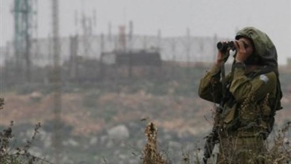 جندي اسرائيلي يقوم بمراقبة الحدود اللبنانية عند بوابة فاطمة
