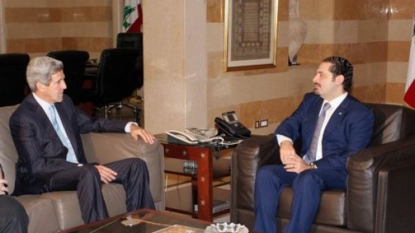 سعد الحريري (يمين) خلال لقائه جون كيري في بيروت