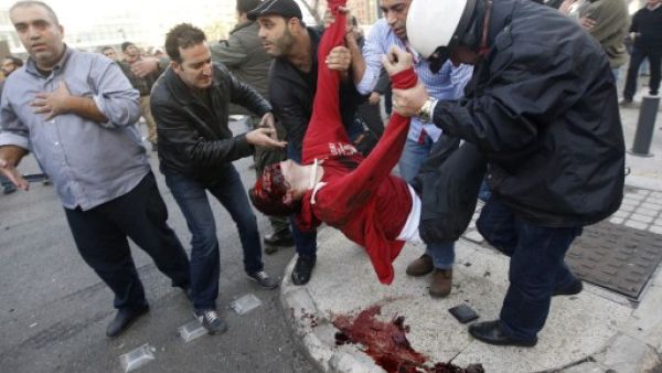 محاولة اسعاف احد ضحايا التفجير/أ.ف.ب