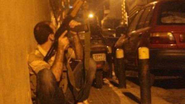 مسلح في شارع برج ابي حيدر في بيروت ليل الاشتباكات 
